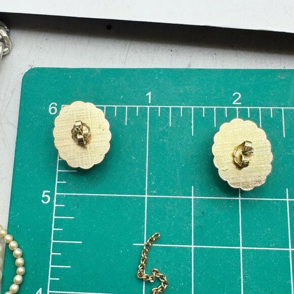 Vintage Amber Lucite Oval Scalloped Frame Cabochon Stud Earrings Gold Tone - Picture 8 of 8